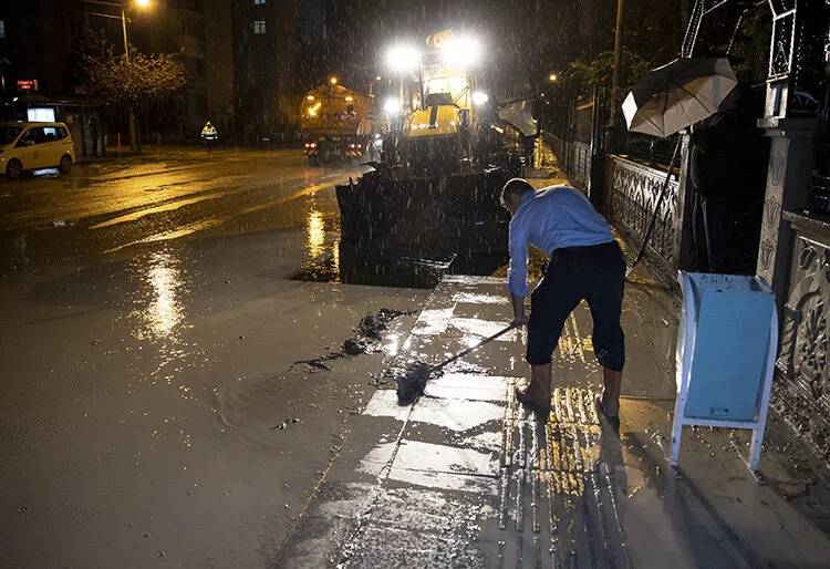 Başkentte yolları su bastı! Araçlar mahsur kaldı 2